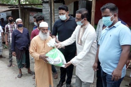বরিশালে কর্মহীন মানুষের ঘরে ঘরে খাদ্য সহায়তা পৌঁছে যাচ্ছে
