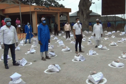 সিরাজগঞ্জে খাদ্য সামগ্রী বিতরণ

