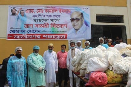 কামরাঙ্গীরচরে ১২শ’ পরিবারকে ত্রাণ দিলেন কামরুল ইসলাম 