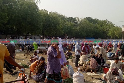 চাঁপাইনবাবগঞ্জে বাজার স্থানান্তরিত হলেও ঠেকানো যাচ্ছে না সমাগম