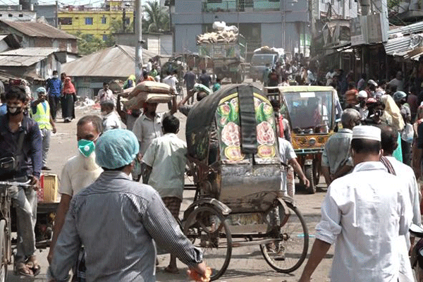 বরিশালে লকডাউনের মধ্যেও রাস্তায় মানুষের ভিড়

