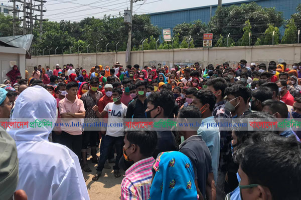 বেতনের দাবিতে আশুলিয়ার ৬ কারখানার পোশাক শ্রমিকদের বিক্ষোভ