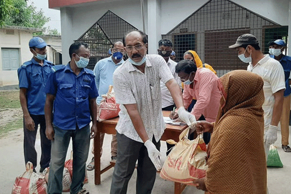 মুজিবনগরে খাদ্য সামগ্রী বিতরণ 

