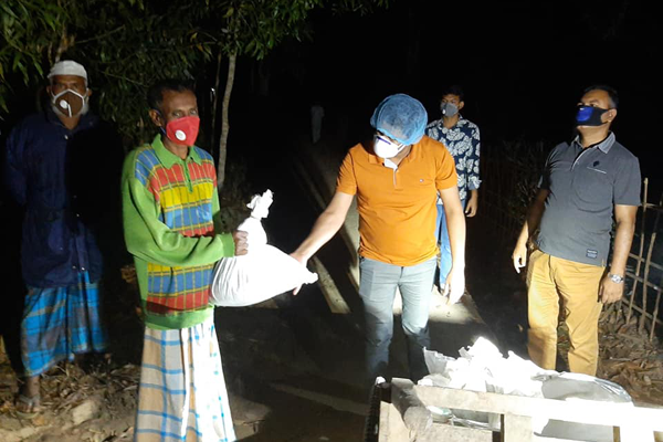 দরিদ্র-অসহায়ের ঘরে ঘরে খাবার পৌঁছে দিচ্ছেন এএসপি আশরাফুজ্জামান