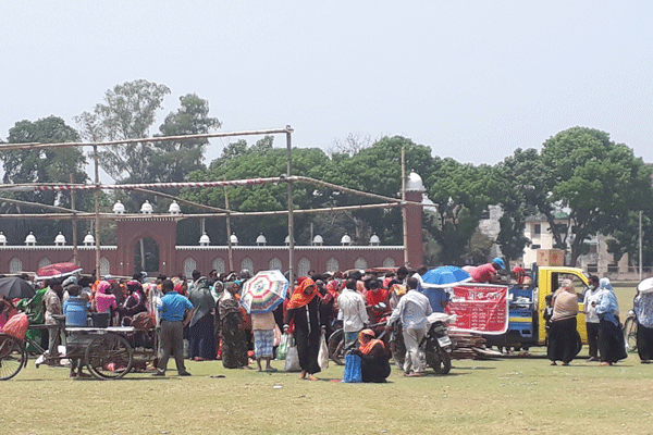 দিনাজপুরে লকডাউনের মাঝেও ভিড় 


