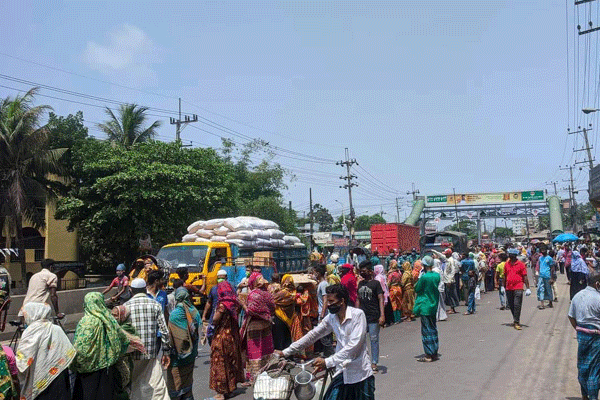 চট্টগ্রামে ত্রাণের জন্য বিক্ষোভ

