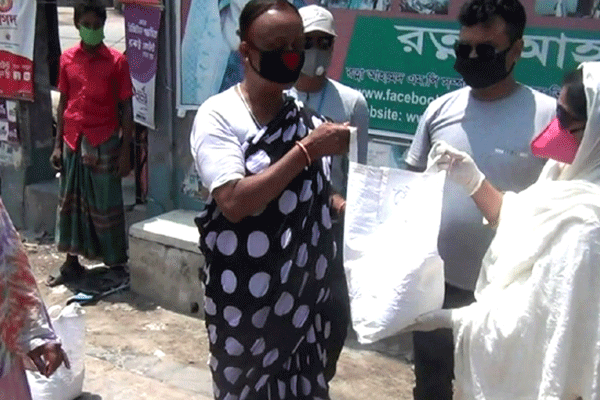 নাটোরে তৃতীয় লিঙ্গের মানুষের মাঝে খাদ্য সহায়তা

