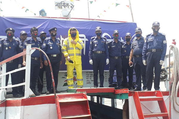 যাত্রী পারাপার ঠেকাতে পদ্মায় নৌ পুলিশের টহল টিম