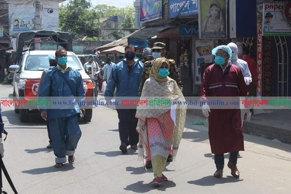 কর্মহীনদের মাঝে ঢাকা জেলা প্রশাসনের ত্রাণ বিতরণ