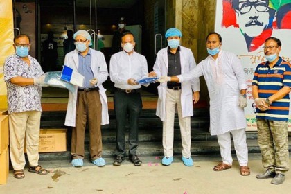 বিএসএমএমইউ-কে পিপিই দিল ঢাকা মহানগর উত্তর আওয়ামী লীগ