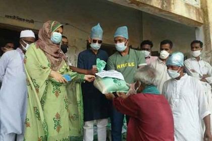নরসিংদীতে তিন শতাধিক পরিবারের মাঝে খাদ্যসামগ্রী বিতরণ