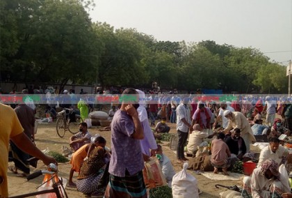 চাঁপাইনবাবগঞ্জে বাজার স্থানান্তরিত হলেও ঠেকানো যাচ্ছে না সমাগম