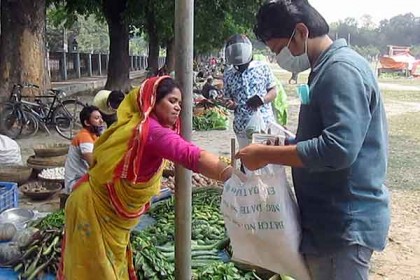 ঠাকুরগাঁওয়ে বড় মাঠে কাঁচা বাজার, সুফল পাচ্ছে মানুষ
