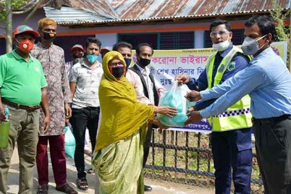 নওগাঁয় কর্মহীন ও দিনমজুর পরিবারের মাঝে খাদ্য বিতরণ