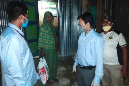 রাতের আঁধারে মধ্যবিত্তদের ঘরে খাবার পৌঁছে দিলেন ইউএনও