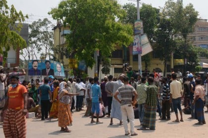ত্রাণের দাবিতে এরশাদের পল্লী নিবাস ঘেরাও 
