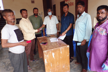 হবিগঞ্জে পরিবহন শ্রমিকদের মাঝে নগদ অর্থ বিতরণ

