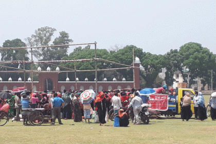 দিনাজপুরে লকডাউনের মাঝেও ভিড় 


