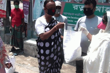 নাটোরে তৃতীয় লিঙ্গের মানুষের মাঝে খাদ্য সহায়তা

