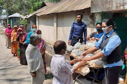 কুড়িগ্রামে জাতীয় দলের নারী ফুটবলার রেহানার ত্রাণ বিতরণ

