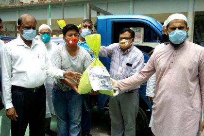 রাজাপুর-কাঠালিয়ায় খাদ্যসামগ্রী বিতরণ