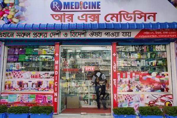 করোনায় লকডাউন: প্রয়োজনীয় ওষুধ বাসায় পৌঁছে দিচ্ছে 'আর এক্স মেডিসিন'