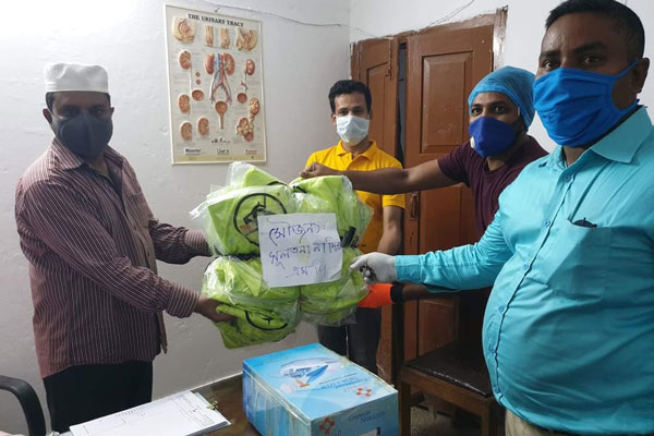 পাথরঘাটায় চিকিৎসকদের মাঝে এমপি সুলতানা নাদিরার চিকিৎসাসামগ্রী বিতরণ