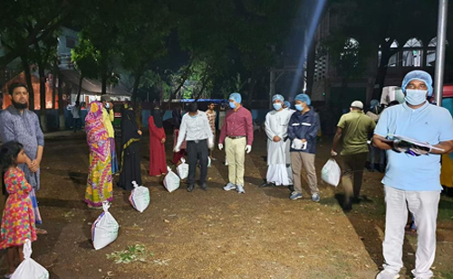 ‘৩৩৩’ এর কল করে খাবার পেলেন ৪০ পরিবার, পৌঁছে দিলেন ইউএনও