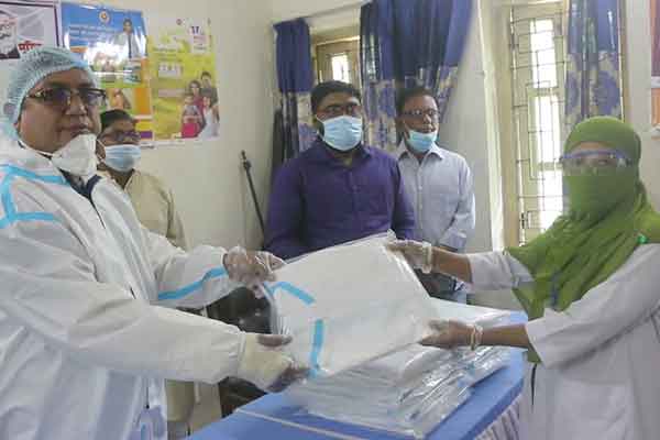 ভোলায় চিকিৎসাকর্মীদের মাঝে পিপিই বিতরণ