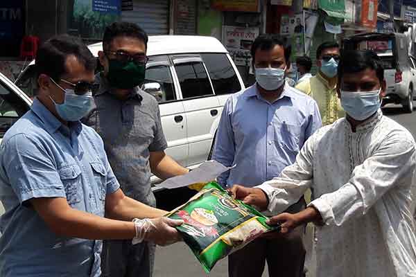মানিকগঞ্জে পত্রিকার এজেন্ট ও হকারদের আর্থিক ও খাদ্য সহায়তা