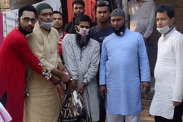 ত্রাণ চেয়ে চেয়ারম্যানের মারপিটের শিকার সেই কৃষকের পাশে ছাত্রলীগ