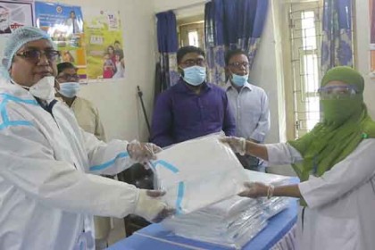 ভোলায় চিকিৎসাকর্মীদের মাঝে পিপিই বিতরণ