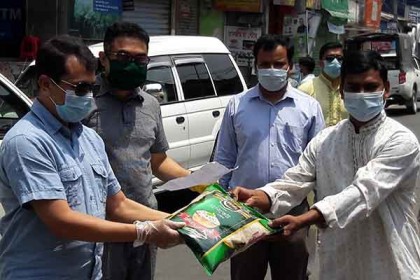 মানিকগঞ্জে পত্রিকার এজেন্ট ও হকারদের আর্থিক ও খাদ্য সহায়তা