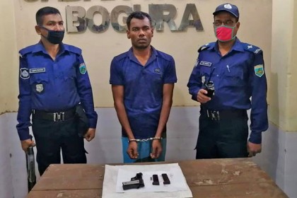 বগুড়ায় পুলিশের তালিকাভুক্ত সন্ত্রাসী
জুয়েল অস্ত্রসহ গ্রেফতার