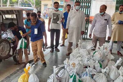 মাগুরায় ৫০০ কর্মহীন পরিবারের মাঝে ত্রাণ বিতরণ