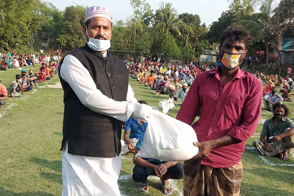 ধামরাইয়ে ১৫০০ কর্মহীনের পাশে সমাজসেবক আরিফ 