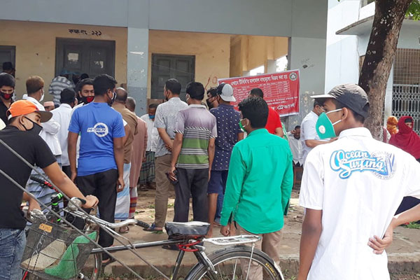 ঠাকুরগাঁওয়ে দূরত্ব না মেনে টিসিবির পণ্য বেচাকেনা