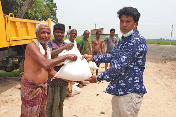 বগুড়ায় কর্মহীন জেলেদের মাঝে খাদ্যসামগ্রী বিতরণ 