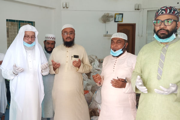 রায়পুরে ইমাম, মুয়াজ্জিনদের মাঝে ত্রাণ বিতরণ