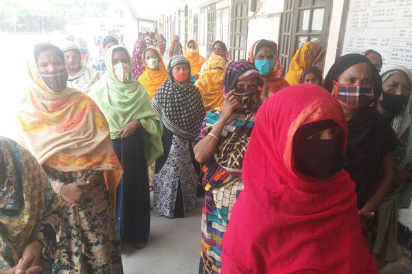 কুষ্টিয়ায় ত্রাণের জন্য ডিসি অফিসে অবস্থান