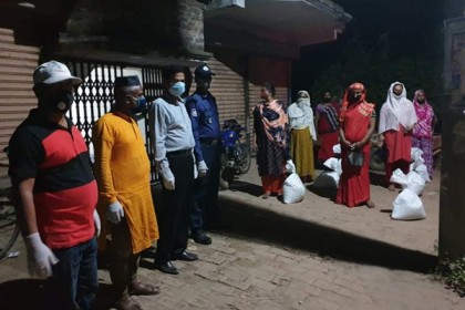 পাথরঘাটায় তৃতীয় লিঙ্গদের পাশে দাঁড়ালেন ইউএনও