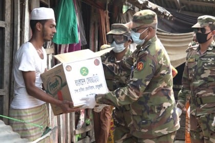 বরিশালে নিজেদের রেশন দিয়ে অসহায় মানুষের পাশে সেনাবাহিনী