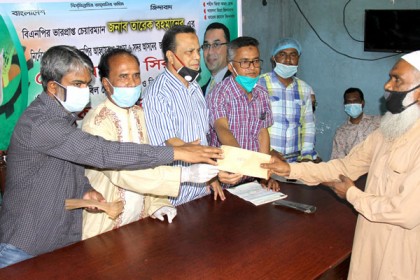 বগুড়ায় বিএনপির অসহায় নেতাকর্মীদের আর্থিক অনুদান দলীয় এমপির