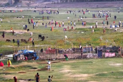 দিনাজপুরের চরে করোনা ঝুঁকিতে বিভিন্ন বয়সের মানুষ 