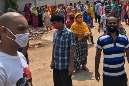 বকেয়া বেতনের দাবিতে আশুলিয়ায় পোশাক শ্রমিকদের বিক্ষোভ