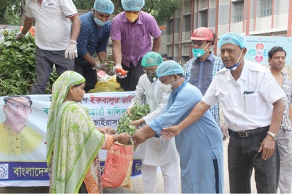দিনাজপুরের বস্তিতে সবজি বিতরণ 
