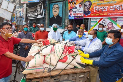 বগুড়া পৌর আওয়ামী লীগের খাদ্য সামগ্রী বিতরণ শুরু