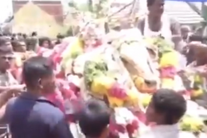 লকডাউন ভেঙে গরুর শেষকৃত্যে ভারতে শত শত মানুষের ঢল! (ভিডিও)