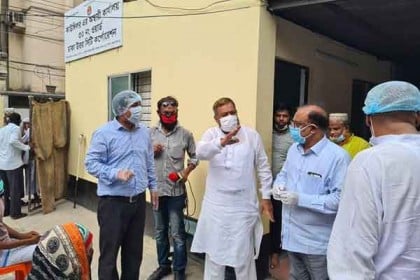৮৭৫ কর্মহীনকে খাদ্য পৌঁছে দিল ঢাকা জেলা প্রশাসন