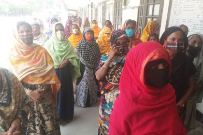 কুষ্টিয়ায় ত্রাণের জন্য ডিসি অফিসে অবস্থান